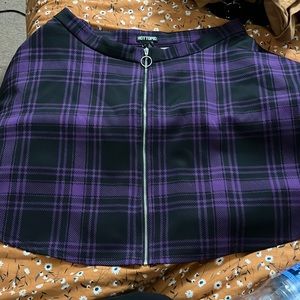 HOT TOPIC: Purple and black plaid skater skirt (1x)